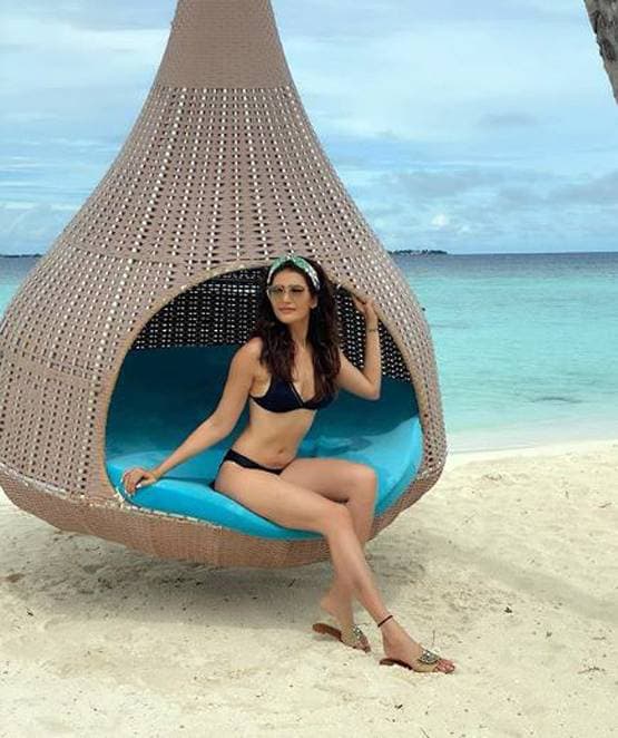 वेकेशन पर करिश्मा तन्ना का बिकिनी में बोल्ड लुक, PHOTOS वायरल