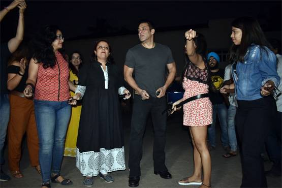 पैपराजी संग सलमान ने जमकर किया डांस, दिखाया सिग्नेचर स्टेप