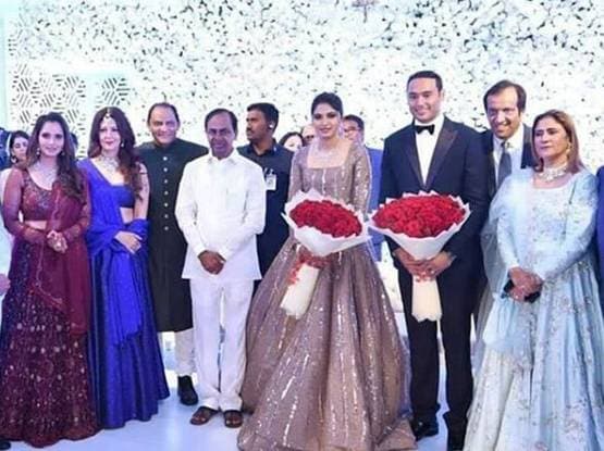 PHOTOS: रिसेप्शन में छाईं अजहरुद्दीन की बहू अनम, ऐसा था लुक