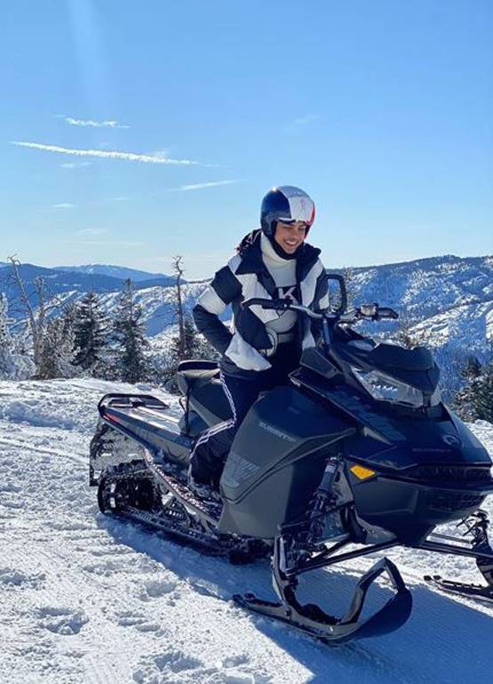 कैलिफोर्निया की वादियों में निक का हाथ थामें दिखीं प्रियंका, PHOTOS