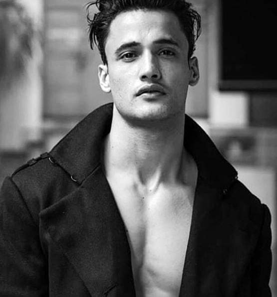 असीम ने पहनी पारस की जैकेट? गर्लफ्रेंड के दावे पर उमर बोले- इतने बुरे दिन नहीं आए