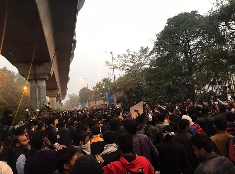 पुलिस के वायरल वीडियो से घर जाने पर मजबूर दिल्ली के छात्र, केस दर्ज