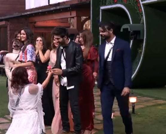 बिग बॉस में कार्तिक को देखकर उड़े शहनाज के होश, घुटनों पर बैठ किया प्रपोज