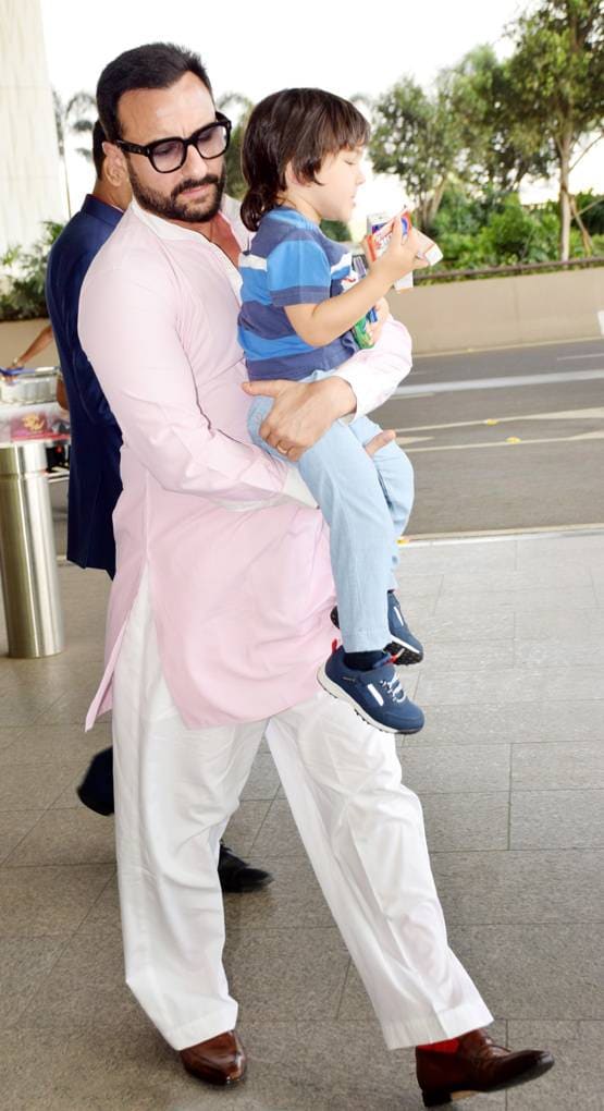 पिता के साथ एयरपोर्ट पहुंचे तैमूर अली खान, पैपराजी को देखकर दिया पोज