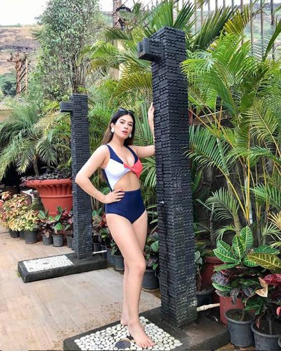 बिग बॉस एक्स कंटेस्टेंट बंदगी कालरा का बिकिनी लुक वायरल, Photos
