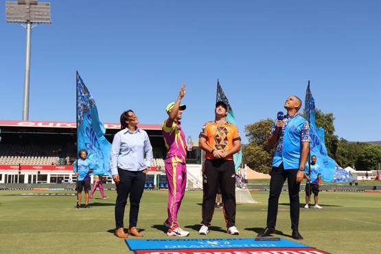 साथी को ना खिलाने पर क्रिकेटर ने कहा- वो मेरी बहन के साथ सो रहा है