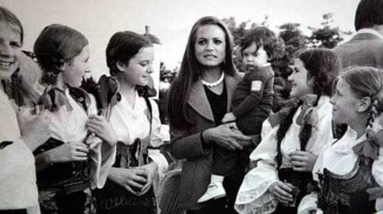 जब इंदिरा ने सोनिया से कहा था, 'डरो मत मैंने भी प्यार किया है'