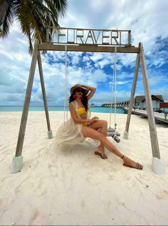 करिश्मा तन्ना ने शेयर की बोल्ड तस्वीरें, बिकिनी लुक में नजर आईं एक्ट्रेस