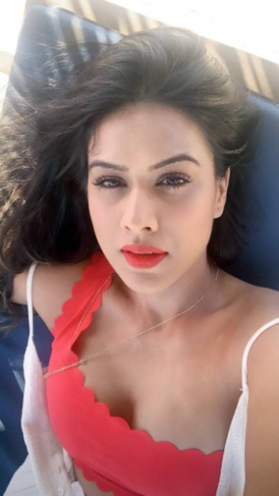 PHOTOS: बोल्ड अंदाज में 'TV की नागिन' निया शर्मा कर रहीं नए साल का वेलकम