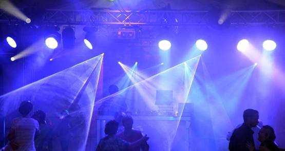 500 लोगों के सामने ही संबंध बनाने लगा कपल, शुरू हो सकती है जांच