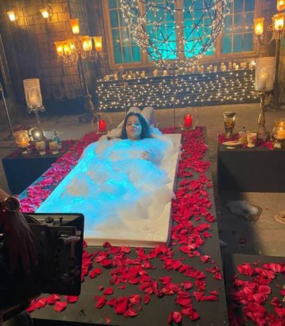 बाथटब में TV की 'डायन' मोनालिसा का बोल्ड अंदाज, PHOTOS