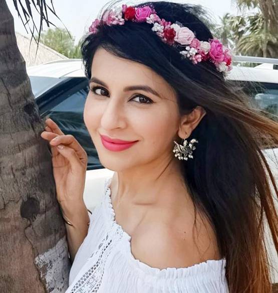 सिद्धार्थ शुक्ला की ऑनस्क्रीन बहन का बोल्ड अंदाज, ब्लैक फ्लोरल बिकिनी में छाईं