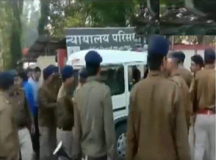 कोर्ट में दिखा मासूम से रेप का आरोपी, वकीलों ने ही कर दी पिटाई