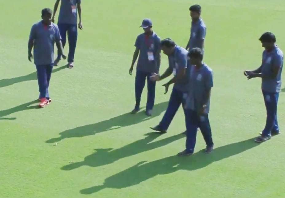 VIDEO: बीच मैदान में घुस आया सांप, खिलाड़ियों के छूट गए पसीने