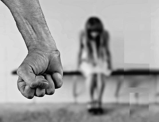 सिरफिरे आशिक ने गर्लफ्रेंड के माथे पर चाकू से लिखा अपना नाम