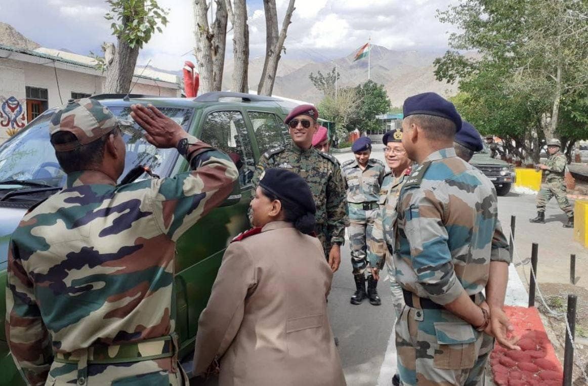 धोनी टीवी शो में आएंगे नजर, आर्मी अफसरों की सुनाएंगे कहानी