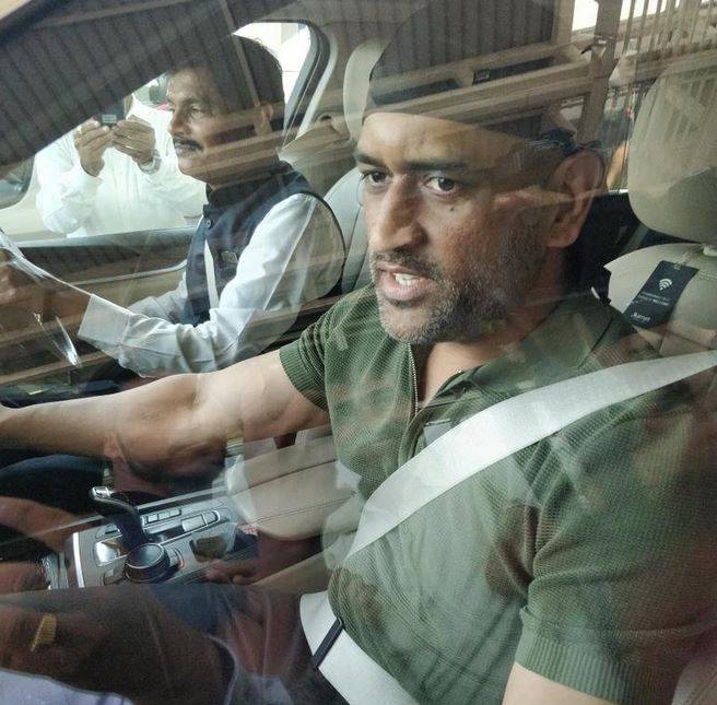 धोनी के साथ कोलकाता एयरपोर्ट पर घटना, एयरलाइंस ने मानी गलती