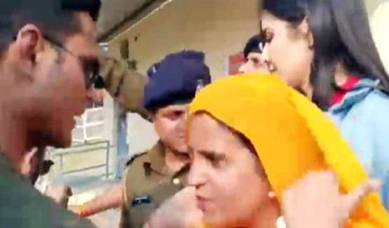 MP के गांव पहुंचीं कटरीना कैफ, गांववालों-बच्चों से की बातचीत