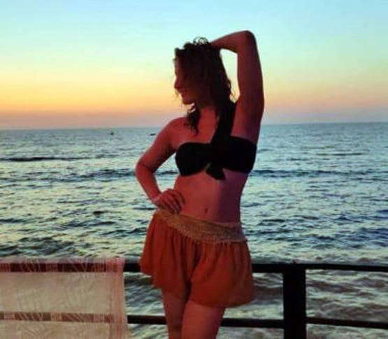 मिनी स्कर्ट में 'कोमोलिका' का बोल्ड अंदाज, ऐसे दिए पोज