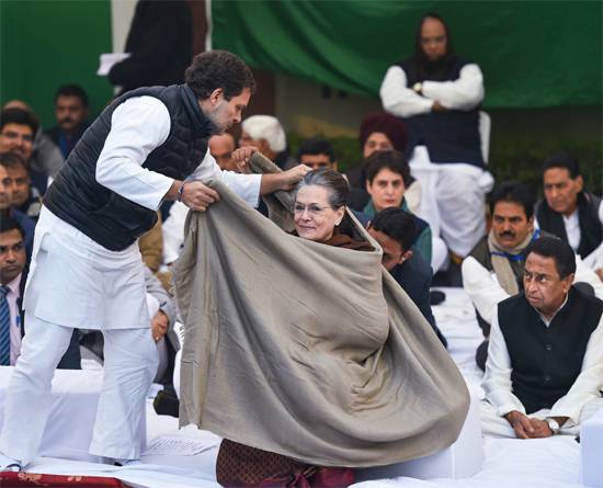 राजघाट पर कांग्रेस का सत्याग्रह, सोनिया-राहुल-प्रियंका ने याद दिलाया संविधान