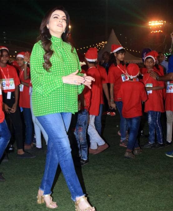 नीता अंबानी ने बच्चों के साथ ऐसे सेलिब्रेट किया क्रिसमस, देखें तस्वीरें