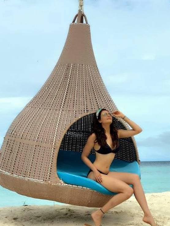 वेकेशन पर करिश्मा तन्ना का बिकिनी में बोल्ड लुक, PHOTOS वायरल