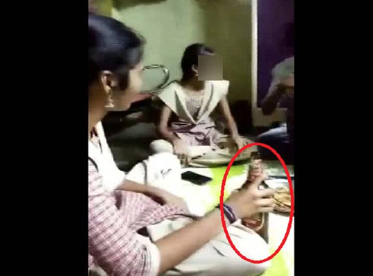 कॉलेज यूनिफॉर्म में शराब पी रही थीं 4 लड़कियां, सजा सुनकर रह जाएंगे दंग
