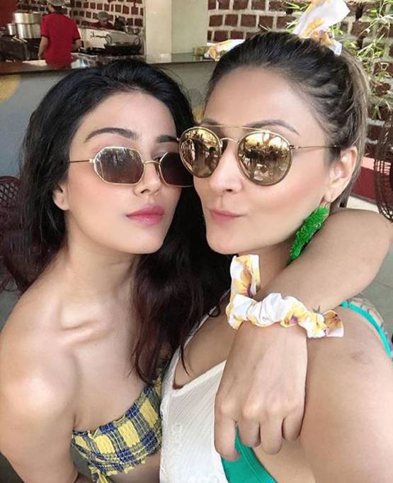 दोस्तों संग हॉलीडे पर BB विनर उर्वशी, बिकिनी में दिखा बोल्ड अंदाज