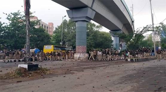 तस्वीरों में देखें, नागरिकता कानून पर जामिया में कैसे मचा है कोहराम