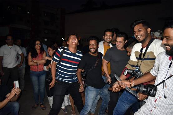 पैपराजी संग सलमान ने जमकर किया डांस, दिखाया सिग्नेचर स्टेप