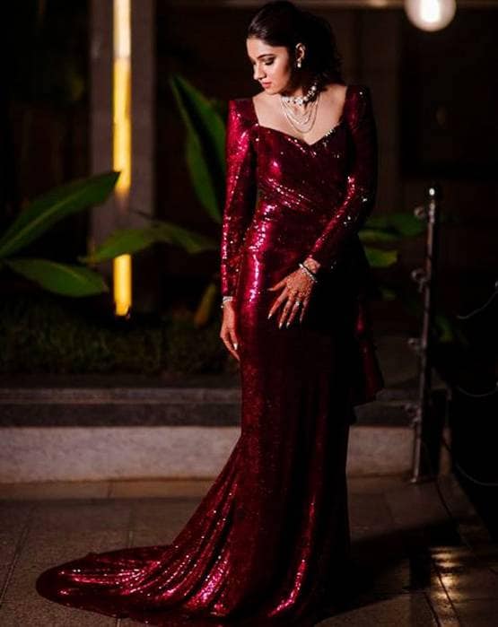 PHOTOS: रिसेप्शन में छाईं अजहरुद्दीन की बहू अनम, ऐसा था लुक