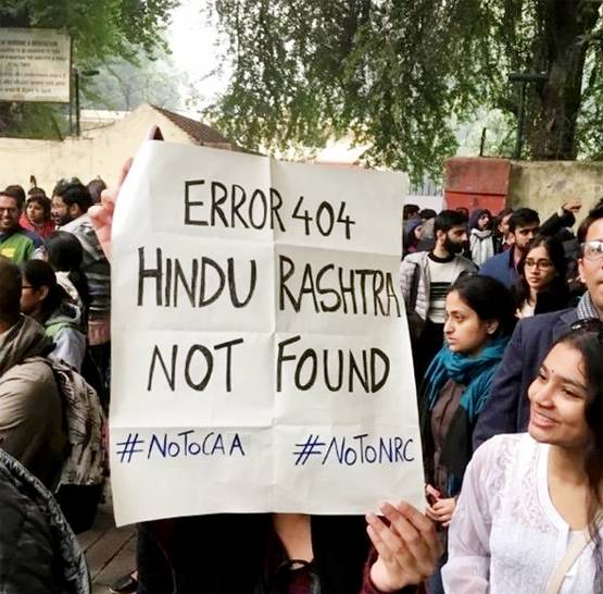 प्रोटेस्ट के दौरान पुलिस को गुलाब देती लड़की की फोटो वायरल