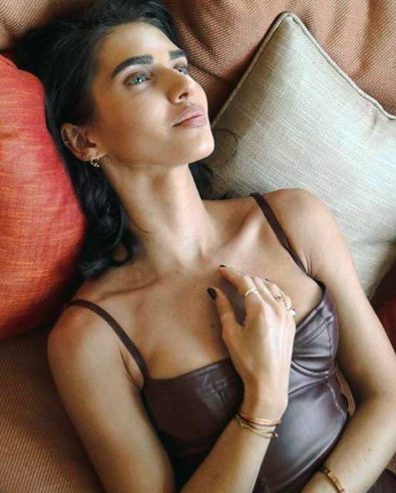 बाहुबली फेम एक्ट्रेस ने शेयर की टॉपलेस फोटो, रियल लाइफ में हैं बेहद बोल्ड