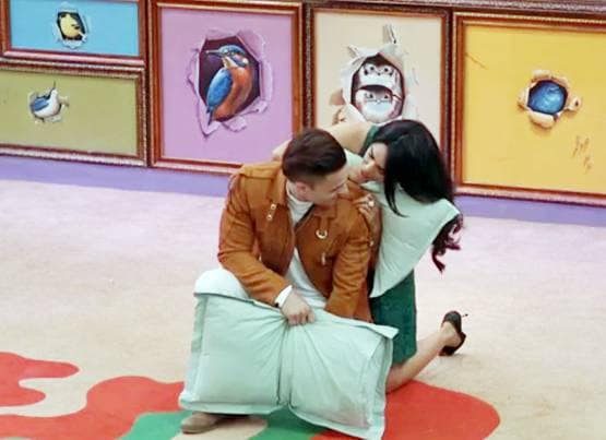 BB में मल्लिका का जलवा, सिद्धार्थ की गोद में बैठकर किया फ्लर्ट