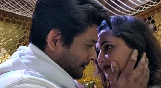 BB: सिद्धार्थ संग मिरर लिपलॉक सीन करने का रश्मि को पछतावा, हुईं परेशान