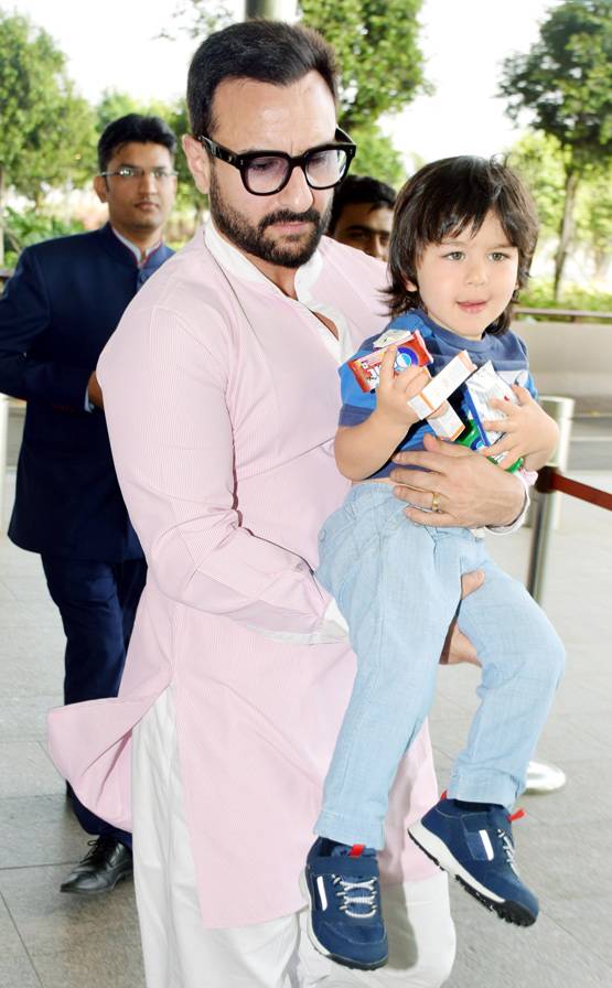 पिता के साथ एयरपोर्ट पहुंचे तैमूर अली खान, पैपराजी को देखकर दिया पोज