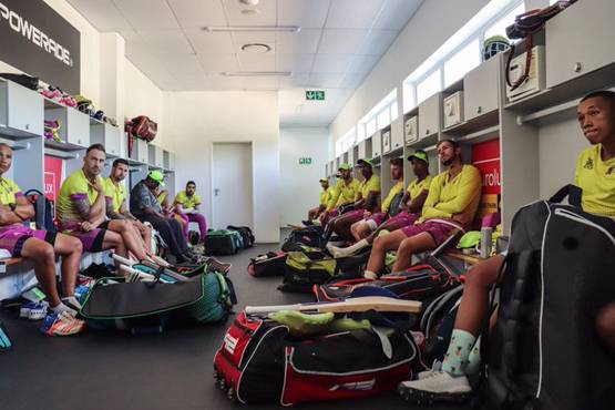 साथी को ना खिलाने पर क्रिकेटर ने कहा- वो मेरी बहन के साथ सो रहा है