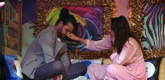बिग बॉस में मिल रहे टूटे दिल, मधुरिमा ने विशाल को यूं किया KISS