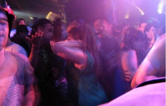 500 लोगों के सामने ही संबंध बनाने लगा कपल, शुरू हो सकती है जांच