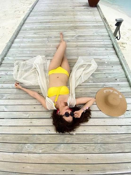 करिश्मा तन्ना ने शेयर की बोल्ड तस्वीरें, बिकिनी लुक में नजर आईं एक्ट्रेस