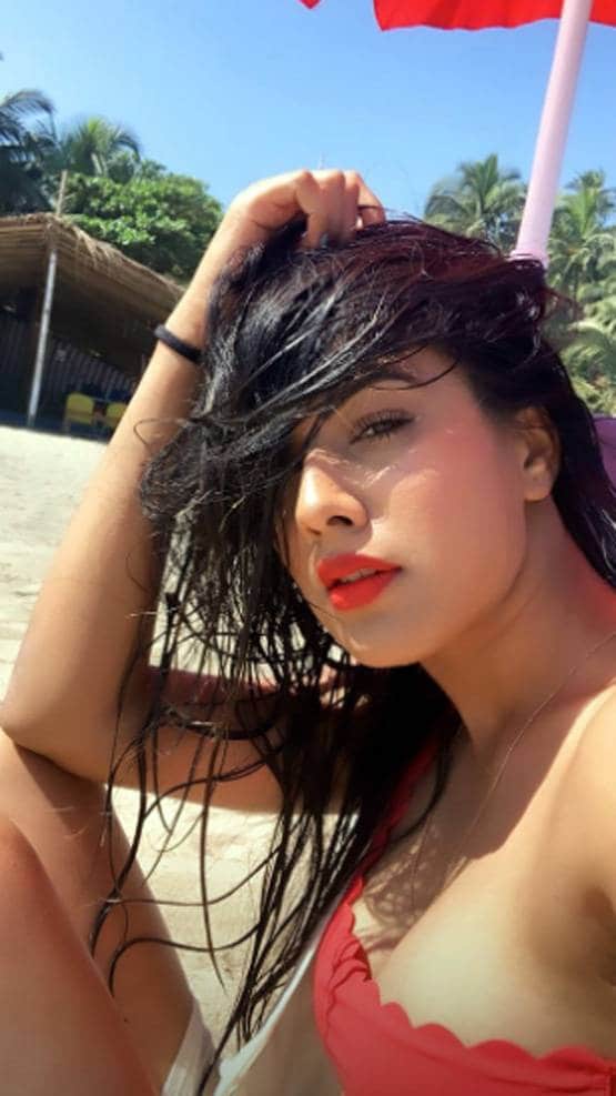 PHOTOS: बोल्ड अंदाज में 'TV की नागिन' निया शर्मा कर रहीं नए साल का वेलकम