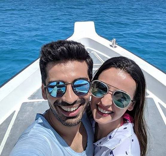 बर्थडे पर पत्नी संग रोमांटिक हुए टीवी एक्टर, लिपलॉक करते तस्वीर वायरल