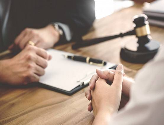 सिरफिरे आशिक ने गर्लफ्रेंड के माथे पर चाकू से लिखा अपना नाम