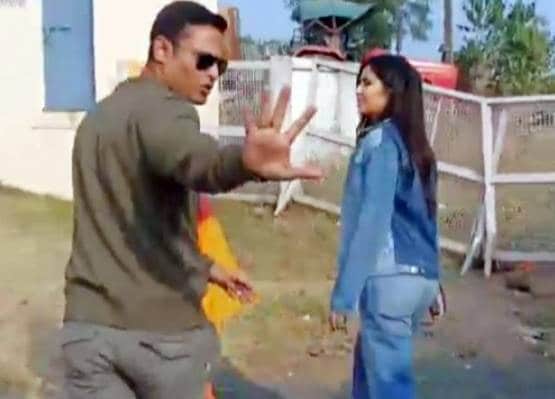 MP के गांव पहुंचीं कटरीना कैफ, गांववालों-बच्चों से की बातचीत