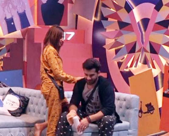 बिग बॉस में शुरू हुई नई लव स्टोरी, पारस- माहिरा को एक दूजे से हुआ प्यार?