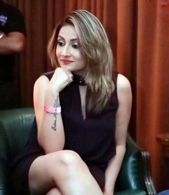 मिनी स्कर्ट में 'कोमोलिका' का बोल्ड अंदाज, ऐसे दिए पोज