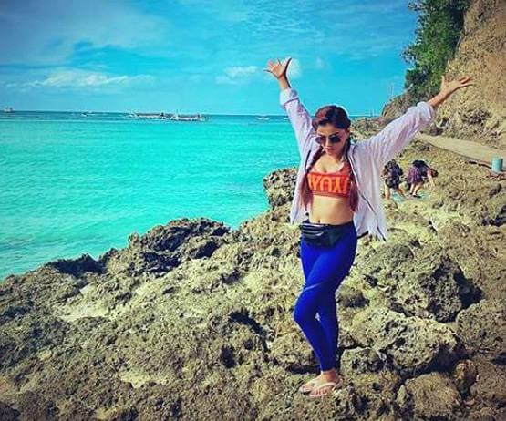 समंदर किनारे बिकिनी में 'टीवी की बहू' का बोल्ड अंदाज, फिलिपिन में कर रहीं एन्जॉय