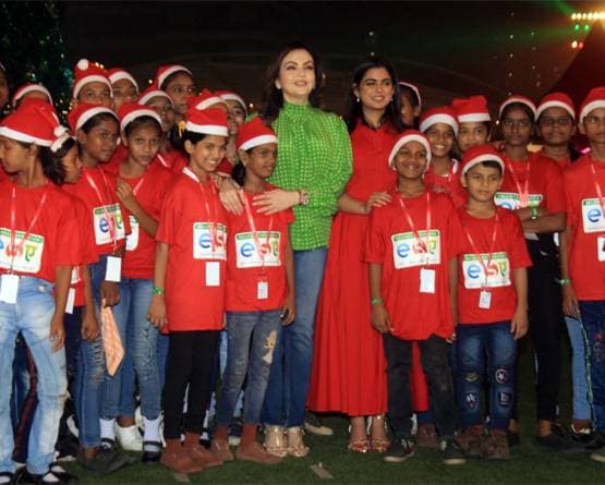 नीता अंबानी ने बच्चों के साथ ऐसे सेलिब्रेट किया क्रिसमस, देखें तस्वीरें