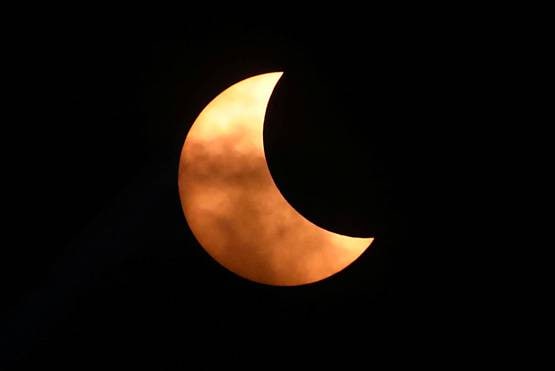 दशक के आखिरी सूर्य ग्रहण की खूबसूरत तस्वीरें, देखकर झूम जाएगा मन