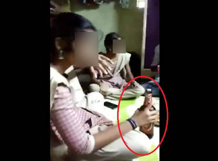 कॉलेज यूनिफॉर्म में शराब पी रही थीं 4 लड़कियां, सजा सुनकर रह जाएंगे दंग